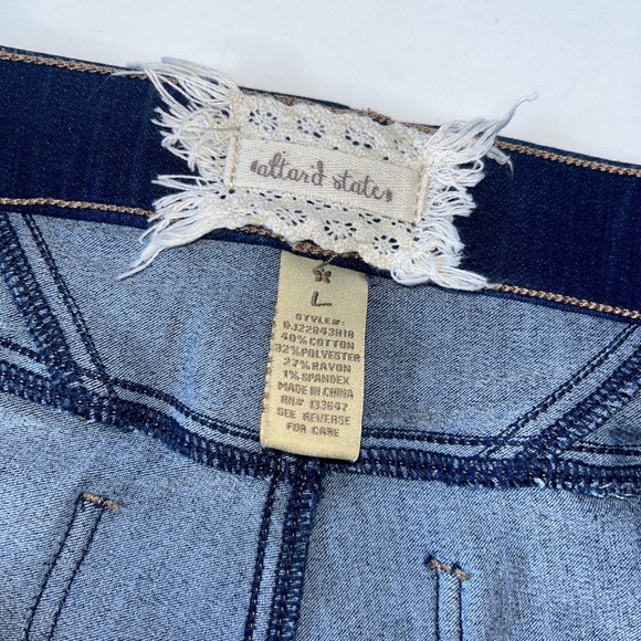 ALTAR'D STATE Woman's Large Pull on Soft Flared Jeggings Mid Wash Stretchy - Picture 4 of 14